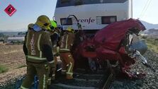 Vídeo del aparatoso accidente de tren y un coche que ha causado cuatro muertes en Novelda