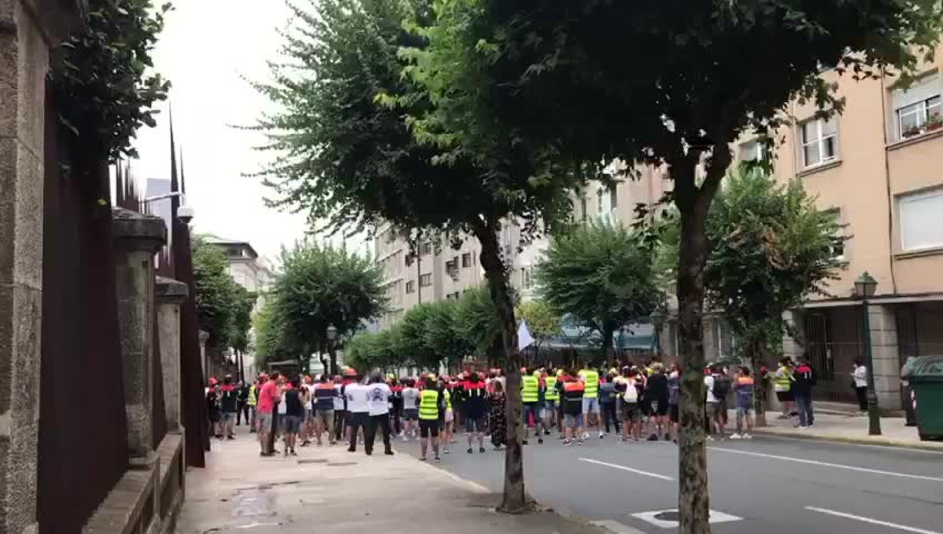 Trabajadores de Alcoa San Cibrao en los alrededores del lugar de las negociaciones, el pasado martes