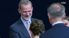 La Reina Letizia pone orden en el saludo del besamanos en la recepción previa a los premios Princesa de Asturias