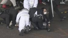 El primer ministro japonés Fumio Kishida, a salvo tras una fuerte explosión durante un acto de campaña