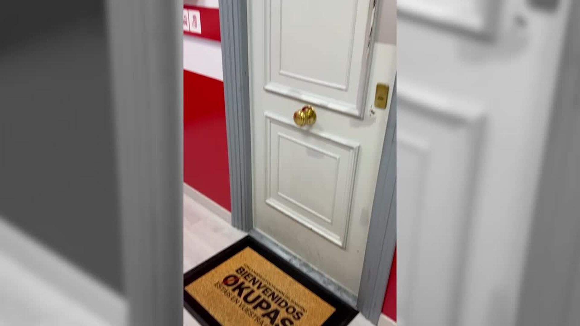 Aparecen felpudos de bienvenida a los okupas en las sedes socialistas