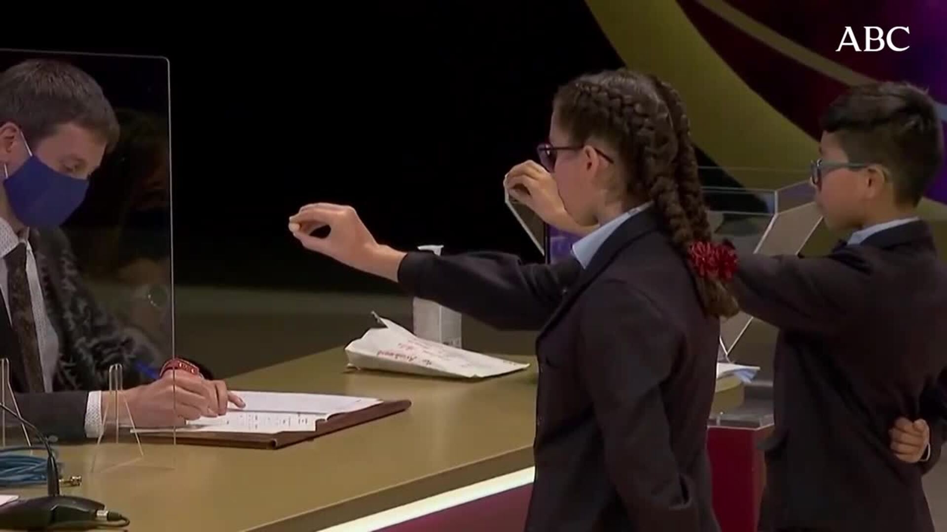 Las bolas se preparan para el Sorteo Extraordinario de Navidad en el Teatro Real, este martes en Madrid