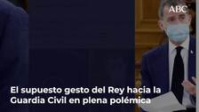 El Rey no lleva un tricornio en la solapa, es el botón de la condecoración de la Orden de Carlos III