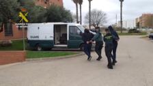 La Guardia Civil detiene con 400 plantas de marihuana a tres traficantes en naves industriales de Benifaió