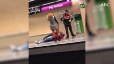 Una mujer agrede a porrazos a un vigilante en el metro de Badalona