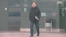 Gritos a favor de los presos en el recibimiento a Junqueras en su primer día en la universidad