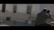 Mario Casas persigue a los asesinos de su hija en este clip en primicia de «Adiós», su nueva película