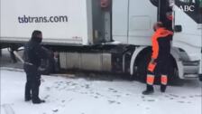 Camiones atrancados en el sur de Madrid por culpa de la nieve
