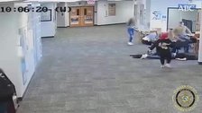 Un alumno golpea hasta dejar inconsciente a una profesora por requisarle su videoconsola