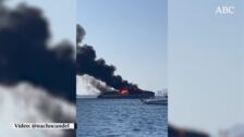 Un espectacular incendio destruye un gran yate de lujo en Formentera