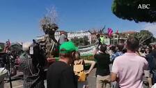 Así escenifican los agricultores la 'ruina' del olivar tradicional por Filomena frente al Ministerio de Agricultura