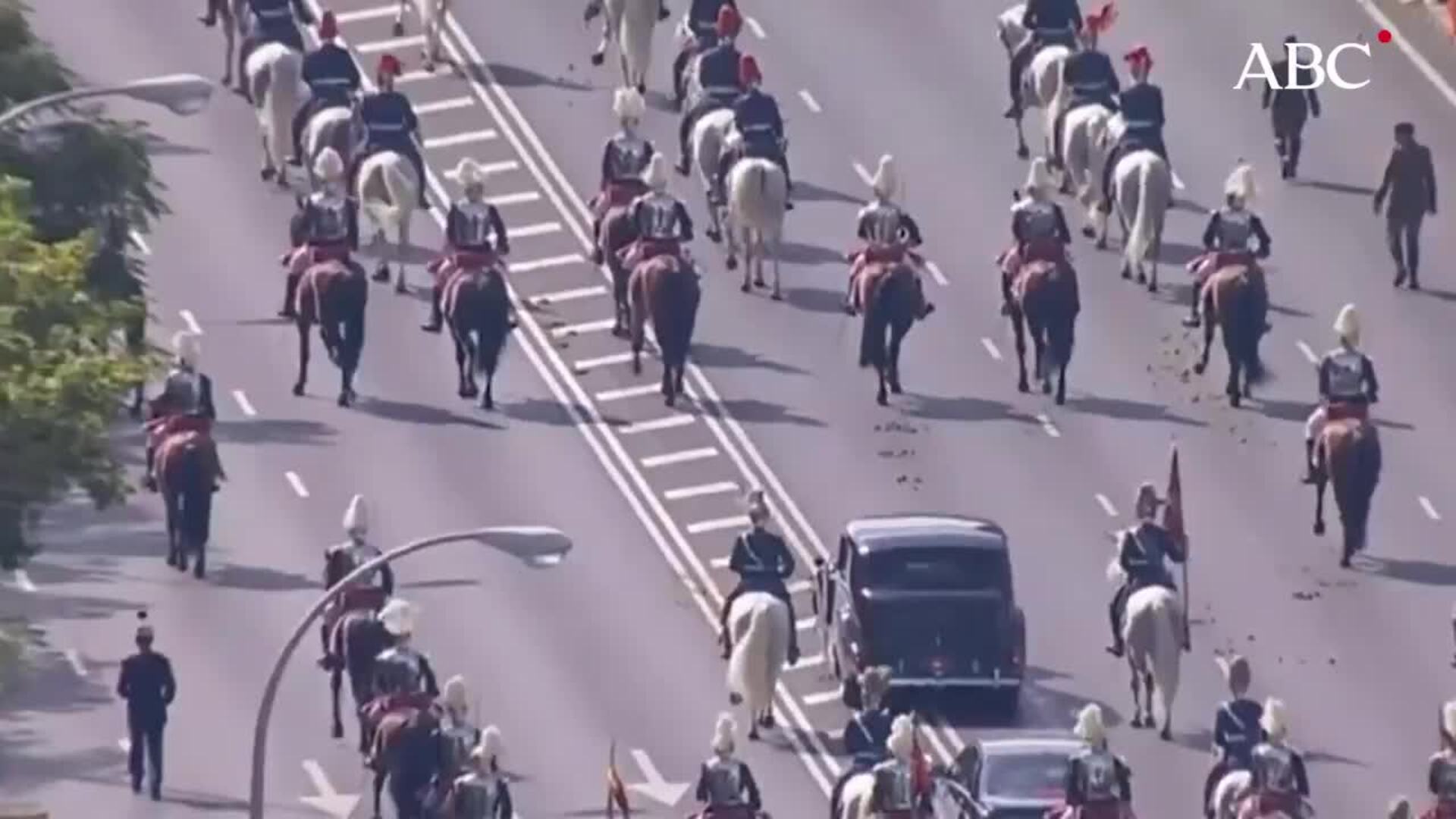 Abucheos para despedir a Sánchez del desfile de la Fiesta Nacional