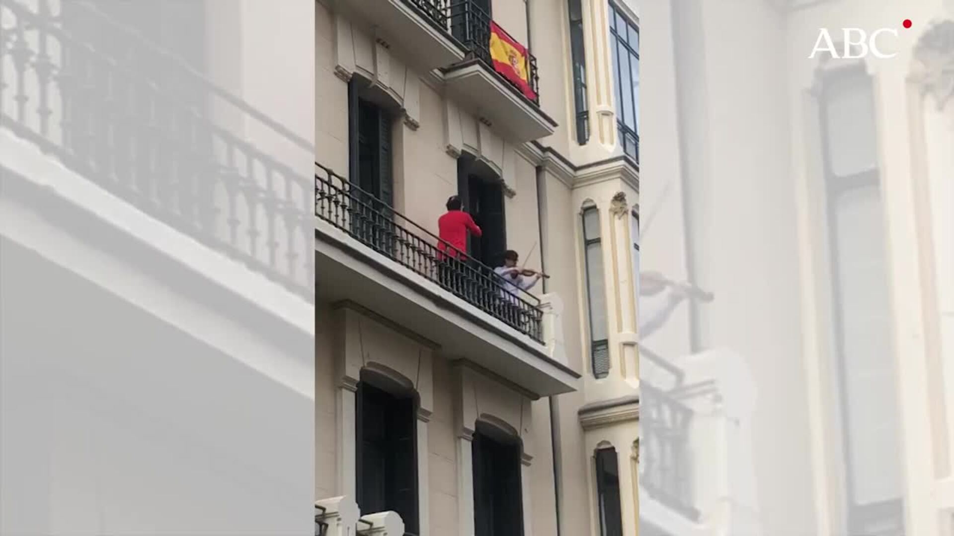 El niño violinista de la calle de Españoleto sorprende tocando «Dont stop me now», de Queen
