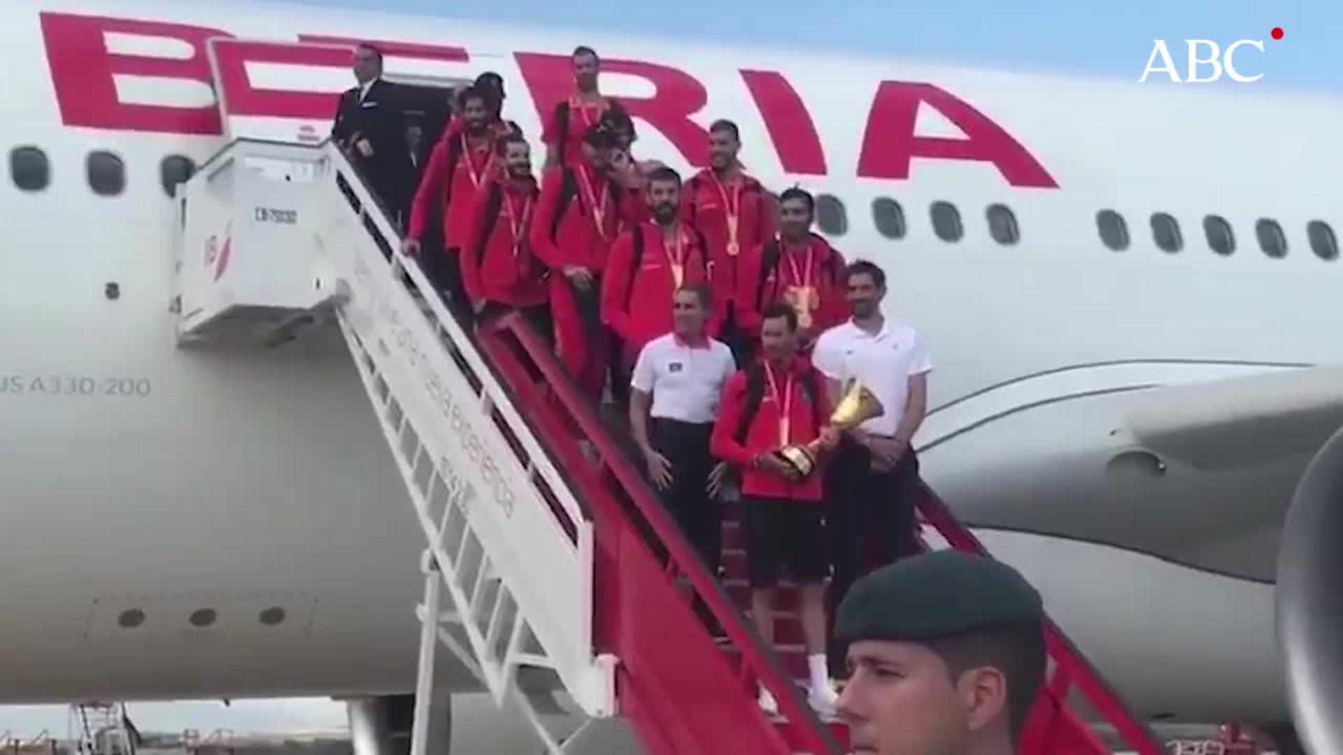 La selección de baloncesto aterriza en Madrid para festejar la victoria en el Mundial de China