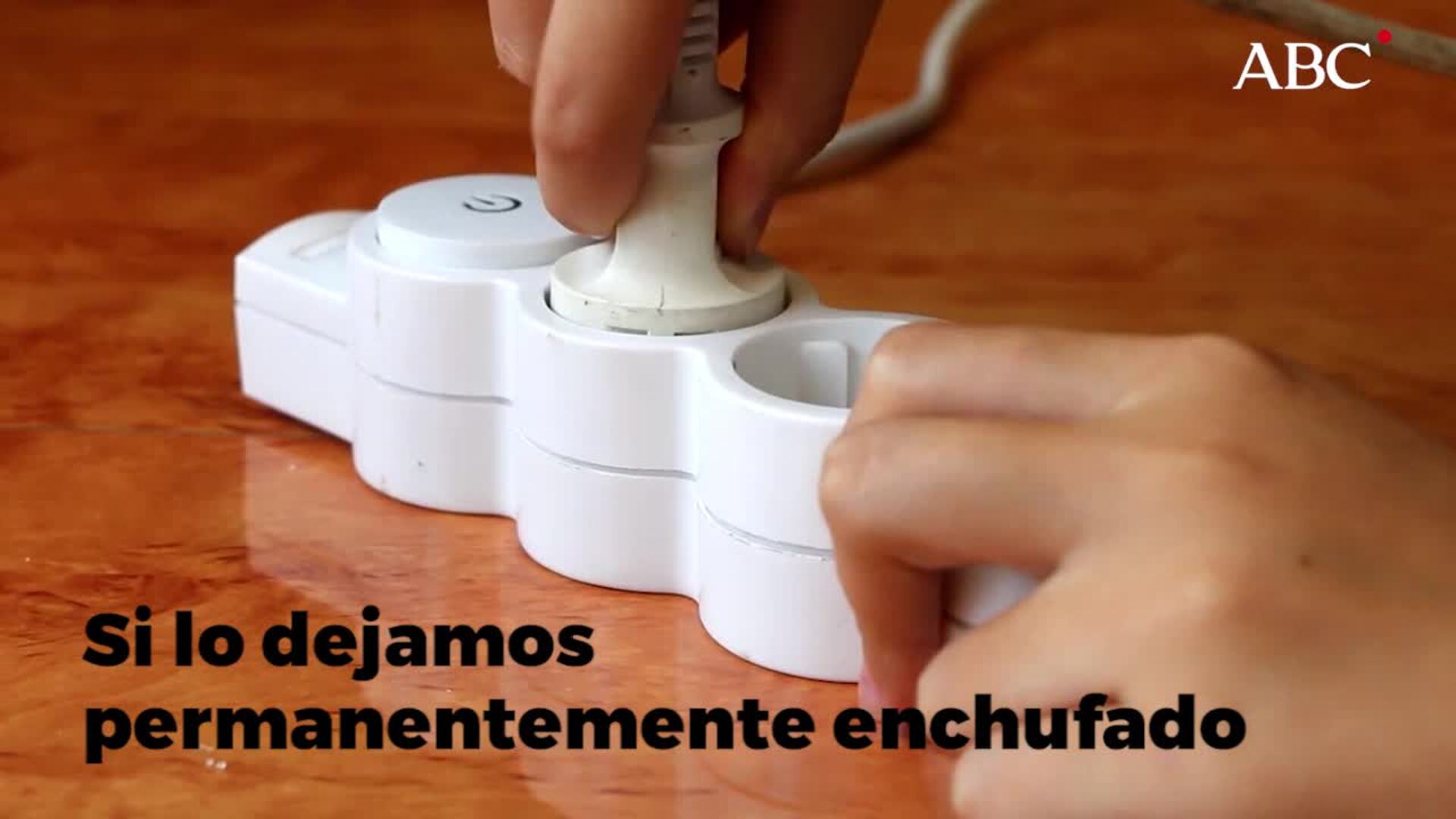 Vídeo: Desenchufar los cargadores de los móviles, una medida básica y sencilla para el ahorro en la factura de la luz