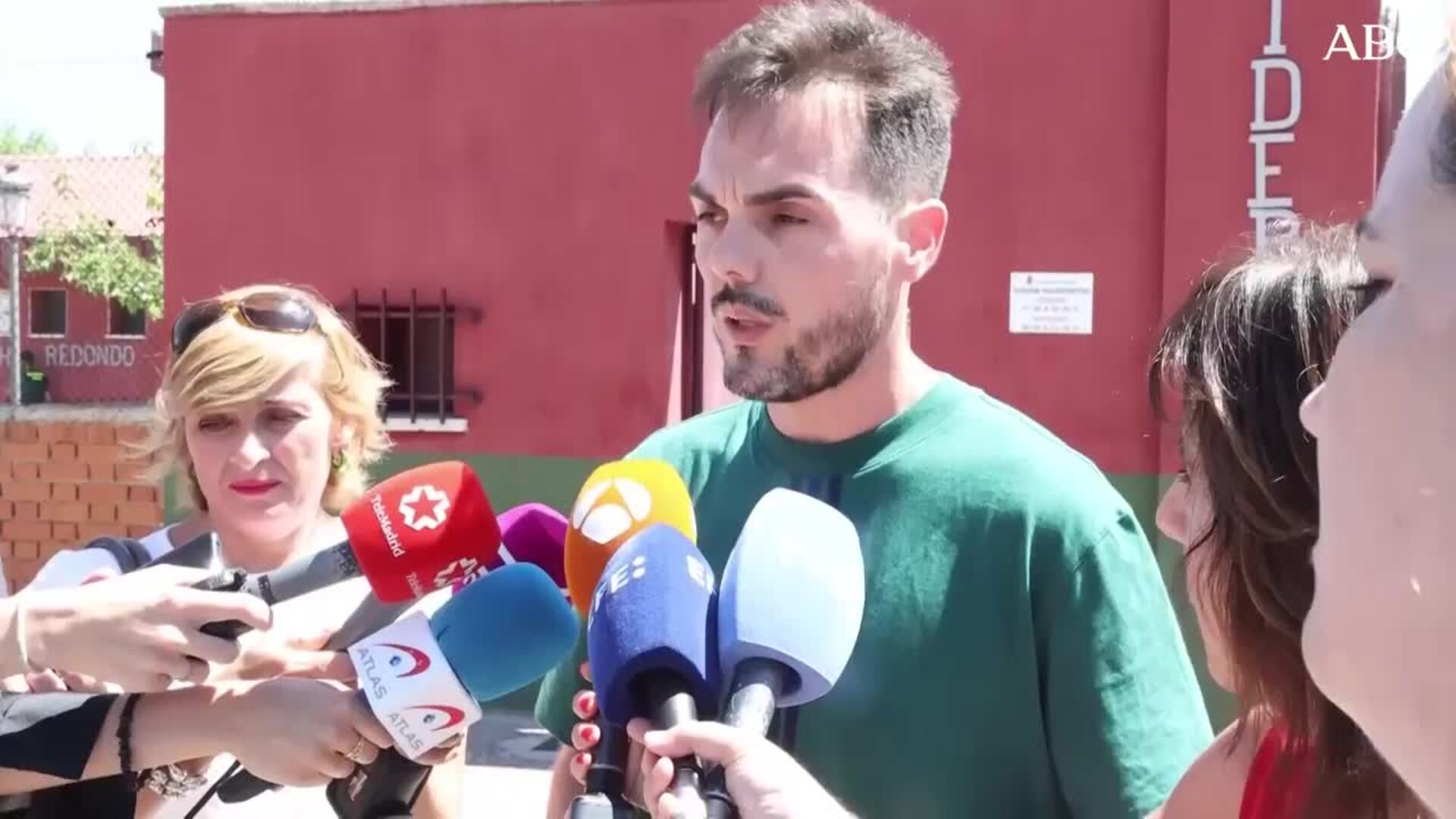 Un agente de la Guardia Civil vigila la entrada al campo de fútbol de Mocejón