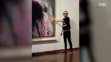 Dos activistas atacan con pintura negra 'Muerte y vida' de Klimt