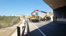 Una mujer muere tras caer su furgoneta por un puente en Alicante