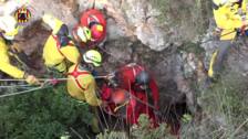 Los bomberos rescatan a una mujer herida en el interior de una cueva de Dos Aguas