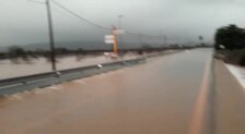 Vídeo: el desbordamiento del río Júcar atrapa a los conductores en la A7 sentido Valencia