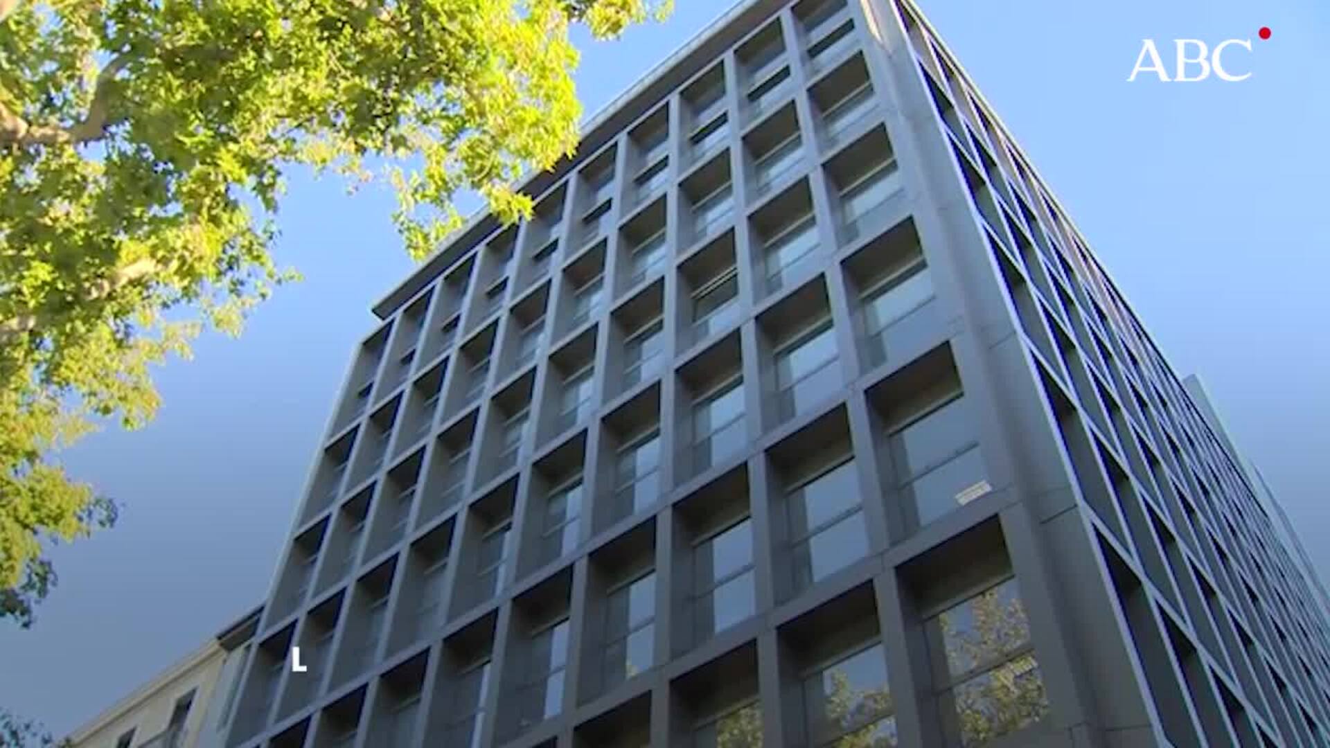 Representantes de JxCAT, ERC y EH Bildu se concentran en la entrada de la Audiencia Nacional para dar apoyo a los siete miembros de los Comités de Defensa de la República