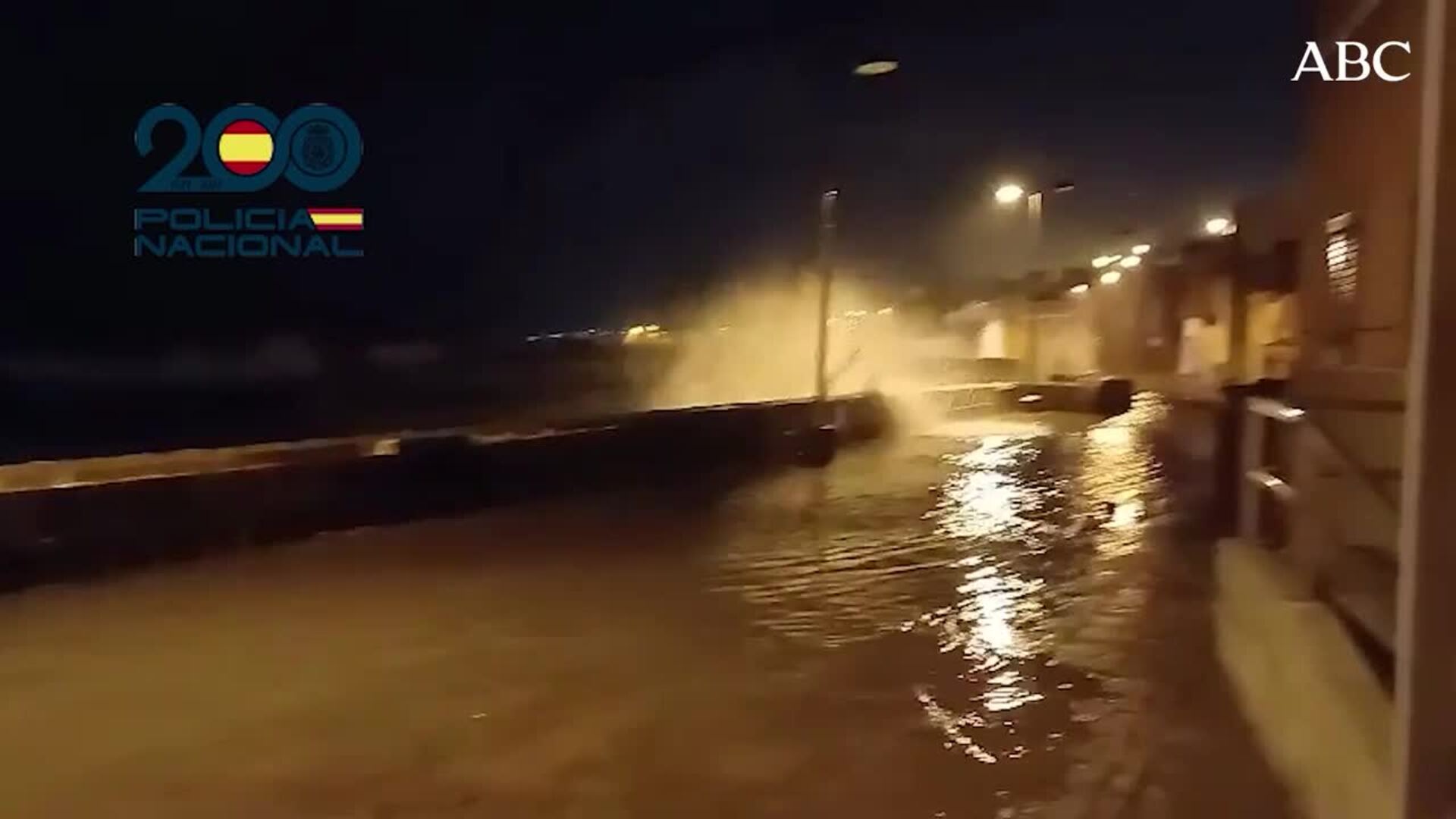 Las casas estaban inundadas y sin luz, lo que provocó varias caídas y que quedasen atrapados por el mar