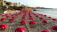 Una empresa regala 600 sombrillas plantadas en dos playas mediterráneas por la ola de calor
