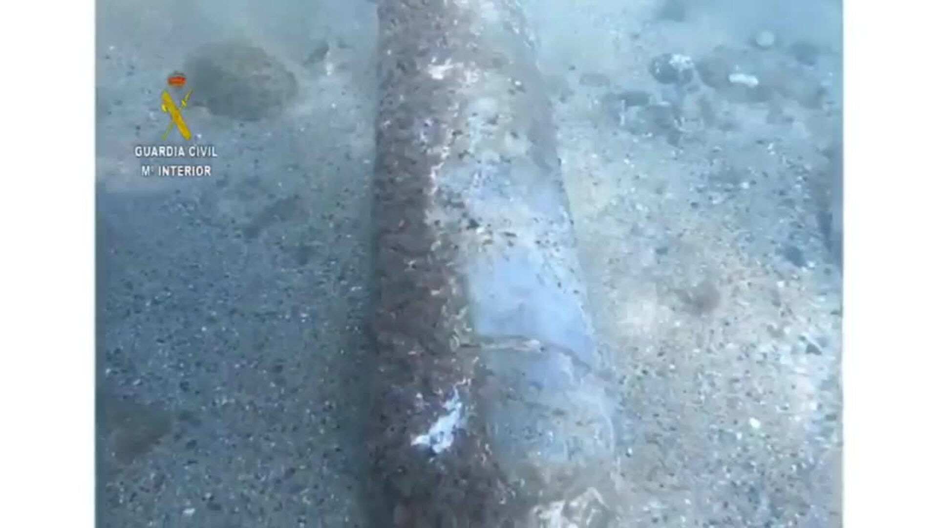 Un artefacto explosivo antiguo, la razón del desalojo de una playa en Barcelona