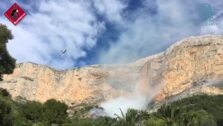 Los Bomberos frenan un peligroso incendio en el Parque Natural del Montgó próximo a las viviendas