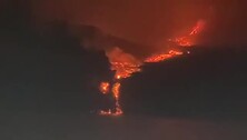 La lava alcanza el mar en La Palma