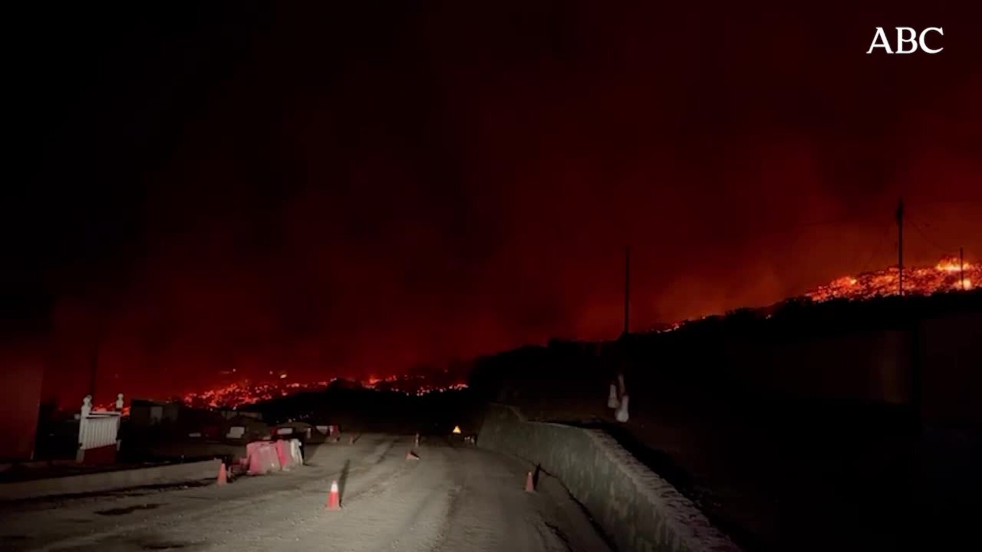 La lava del volcán avanza por la isla de La Palma durante la noche