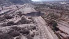 Un socavón de 64 metros de profundidad tiene en vilo al norte de Chile