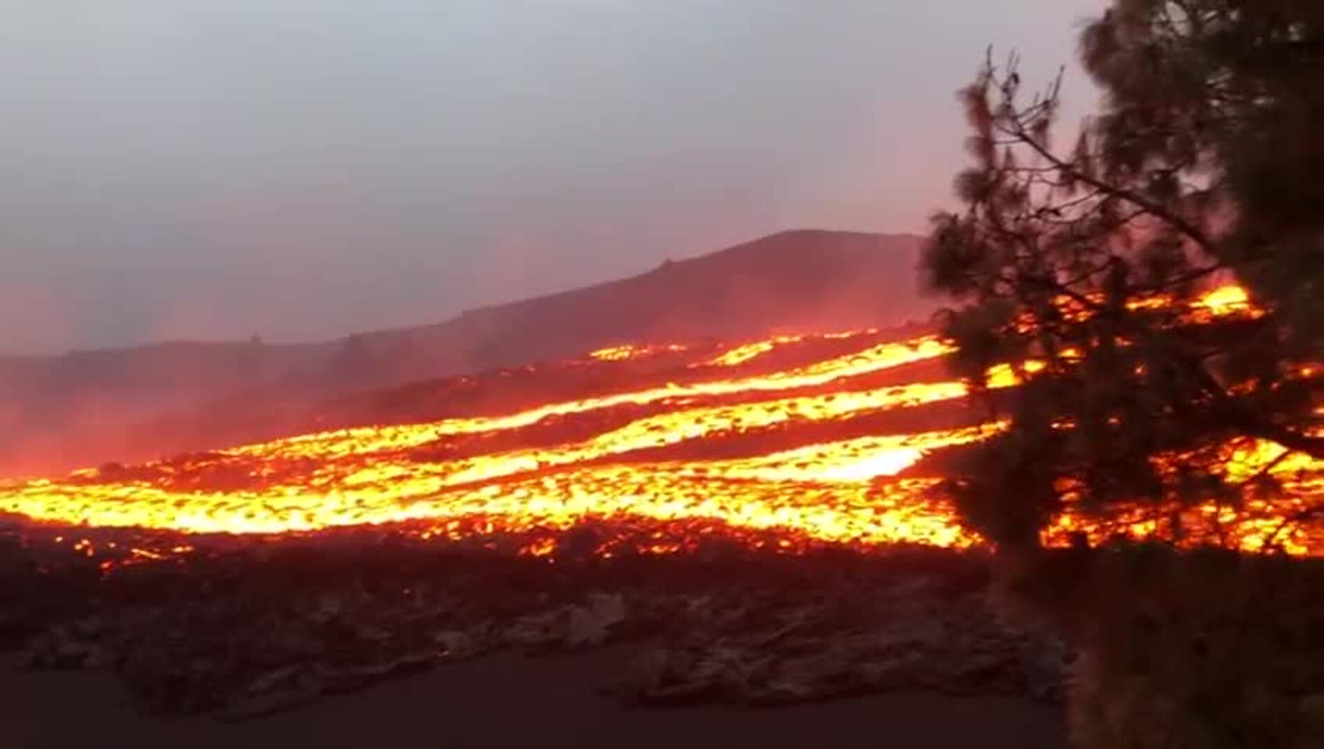 Una nueva colada del volcán de La Palma avanza sobre San Nicolás