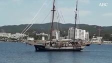 Examen de selectividad con vistas a un velero lleno de modelos en Ibiza