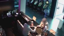El vídeo de un ladrón robando un bolso y pagando apuestas con tarjeta antes de que el dueño la anulara en Alicante