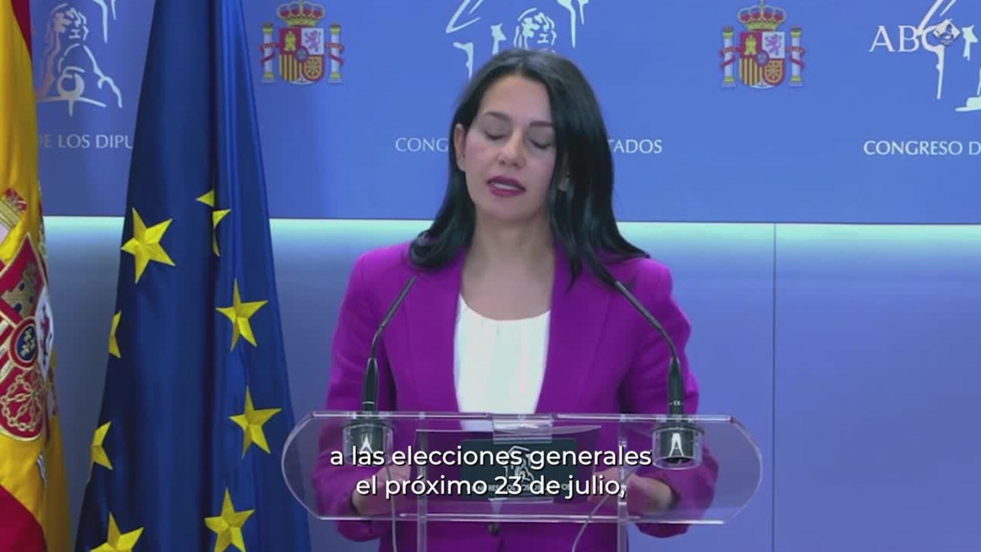 Inés Arrimadas, acompañada de Guillermo Díaz y de su equipo más cercano, de camino a la sala de prensa donde se ha despedido de la política