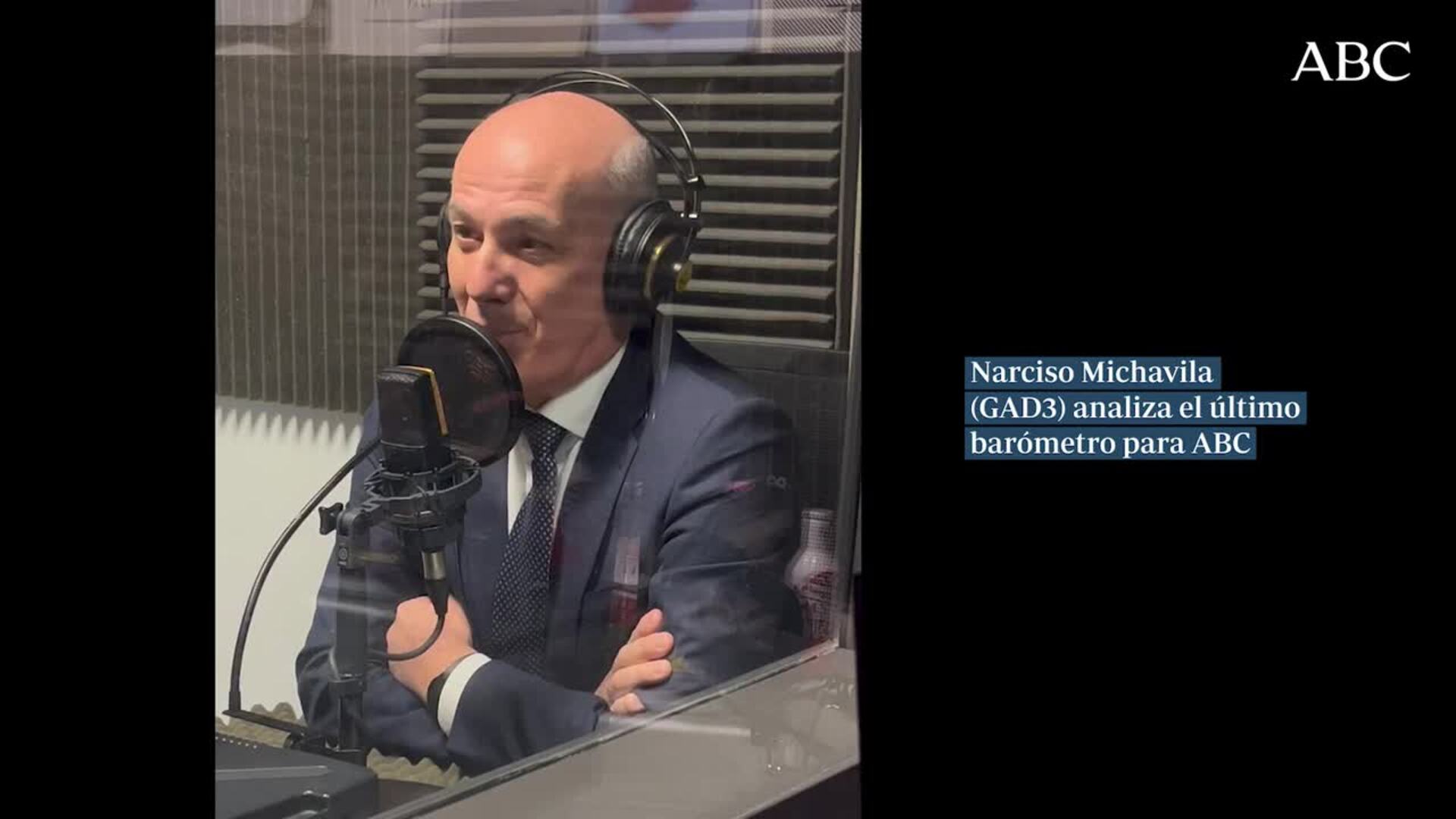 Narciso Michavila junto a José Antonio Pérez, jefe de la sección de España de ABC, durante un momento de la grabación.