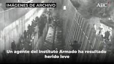 Unos 50 inmigrantes saltan la valla de Melilla en un violento asalto que deja un guardia civil herido leve