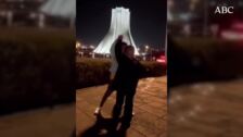 Irán condena a diez años de cárcel a dos jóvenes por difundir un vídeo bailando sin velo en Teherán