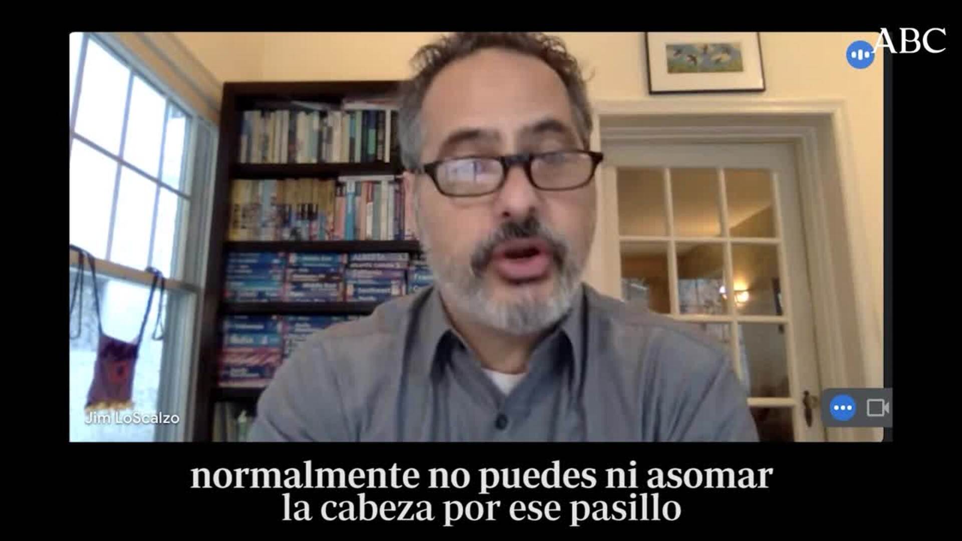 Fotografía del momento en el que Richard Barnett, seguidor de Trump, ocupa el despacho de Nancy Pelosi, tomada por Jim Lo Scalzo (en el recuadro, durante la conversación con ABC)