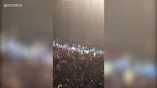 Joaquín Sabina se cae en pleno concierto y se lo llevan en camilla