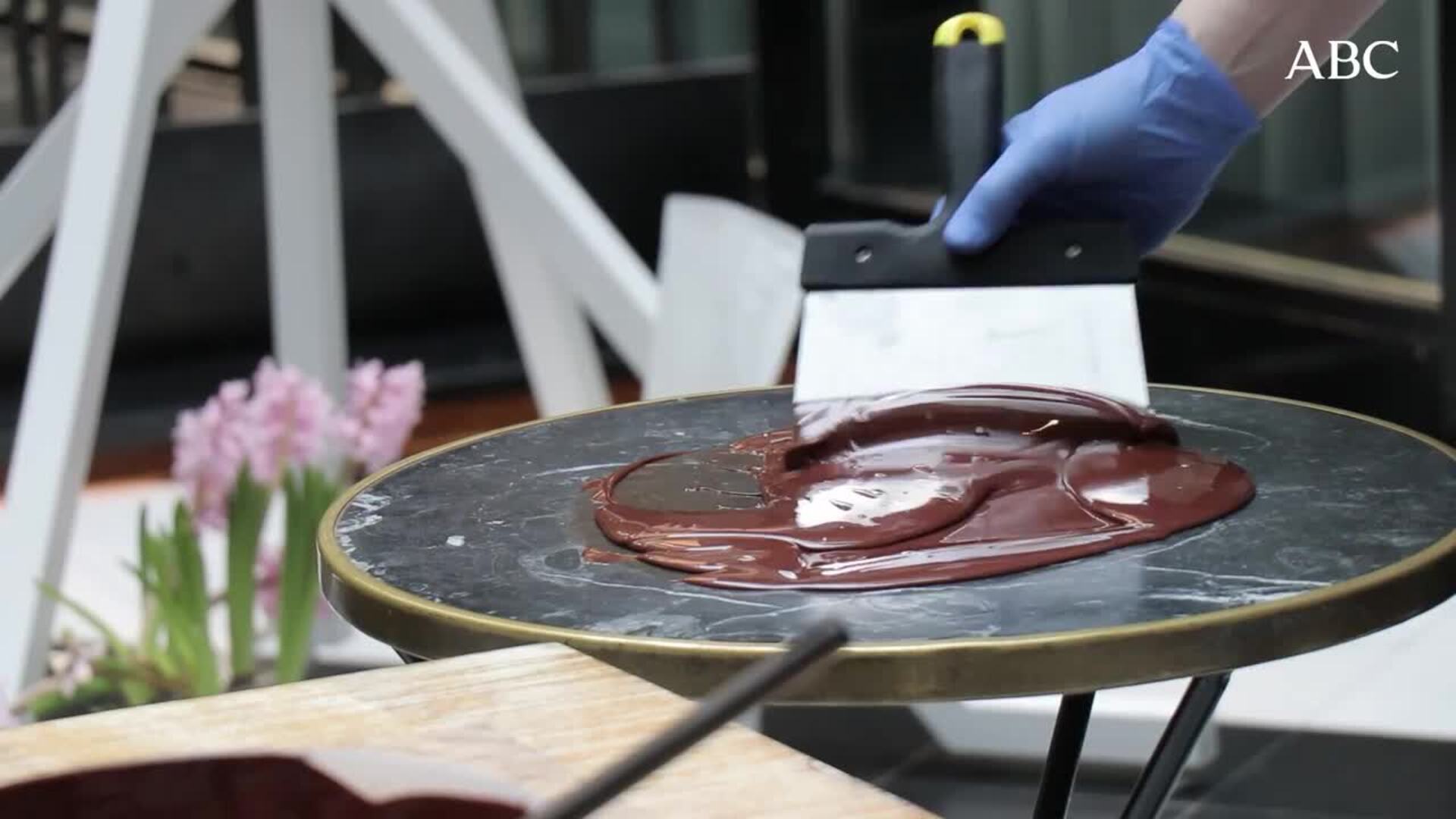 Oriol Balaguer, durante su demostración sobre la creación de una mona de Pascua