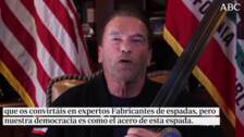 Arnold Schwarzenegger despide a Donald Trump con la espada de Conan