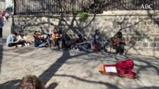 Jóvenes franceses celebran el Viernes Santo en Montmartre en pleno confinamiento