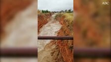 Vídeo: Las vías del tren, convertidas en un río en Fuente la Higuera (Valencia)