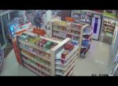 El vídeo del temible atracador de gasolineras con cuchillo jamonero, filmado en acción