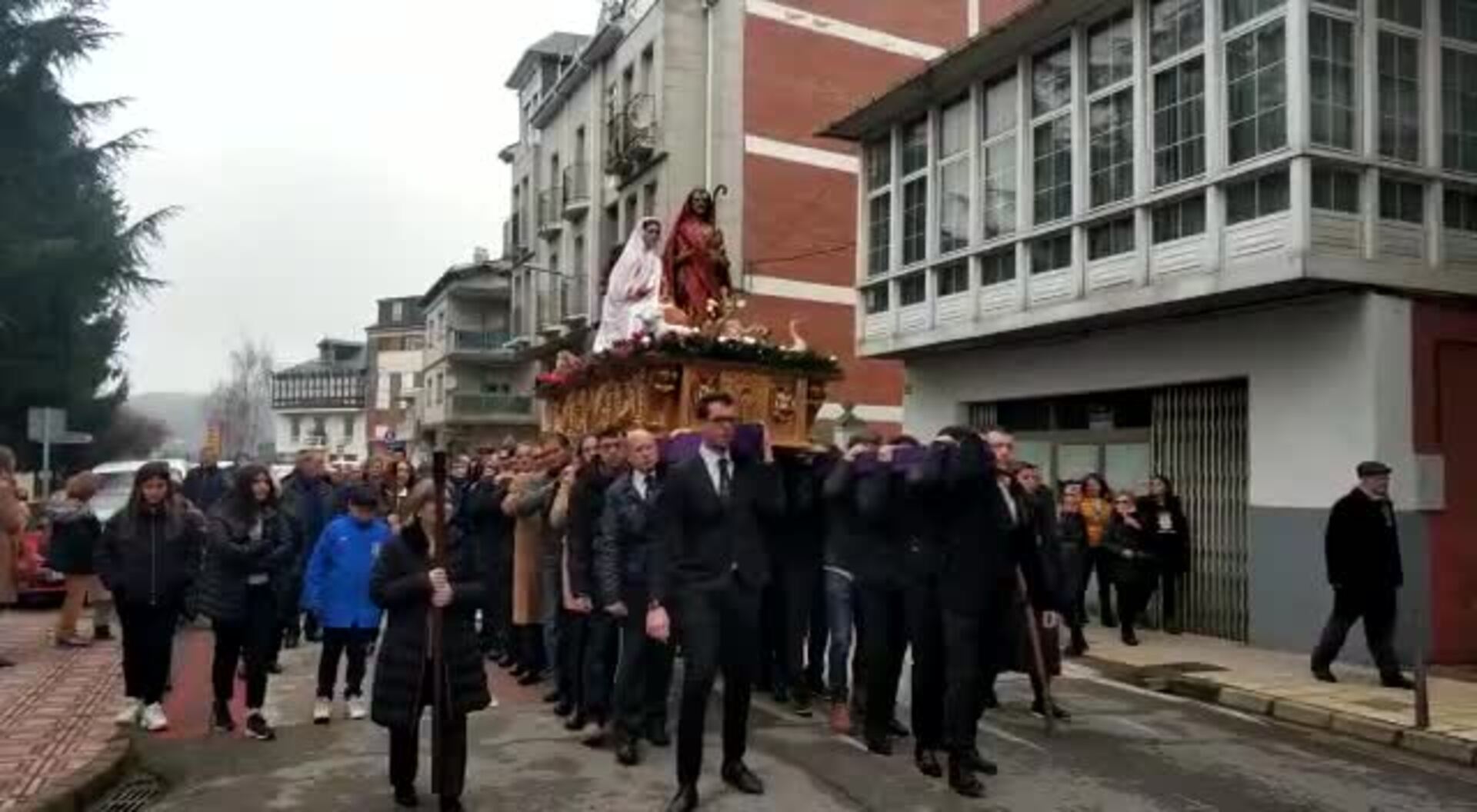 Los niños de Cacabelos sacan a la calle la Navidad