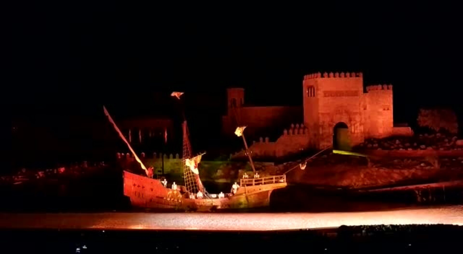 La carabela de Colón emerge del Tajo