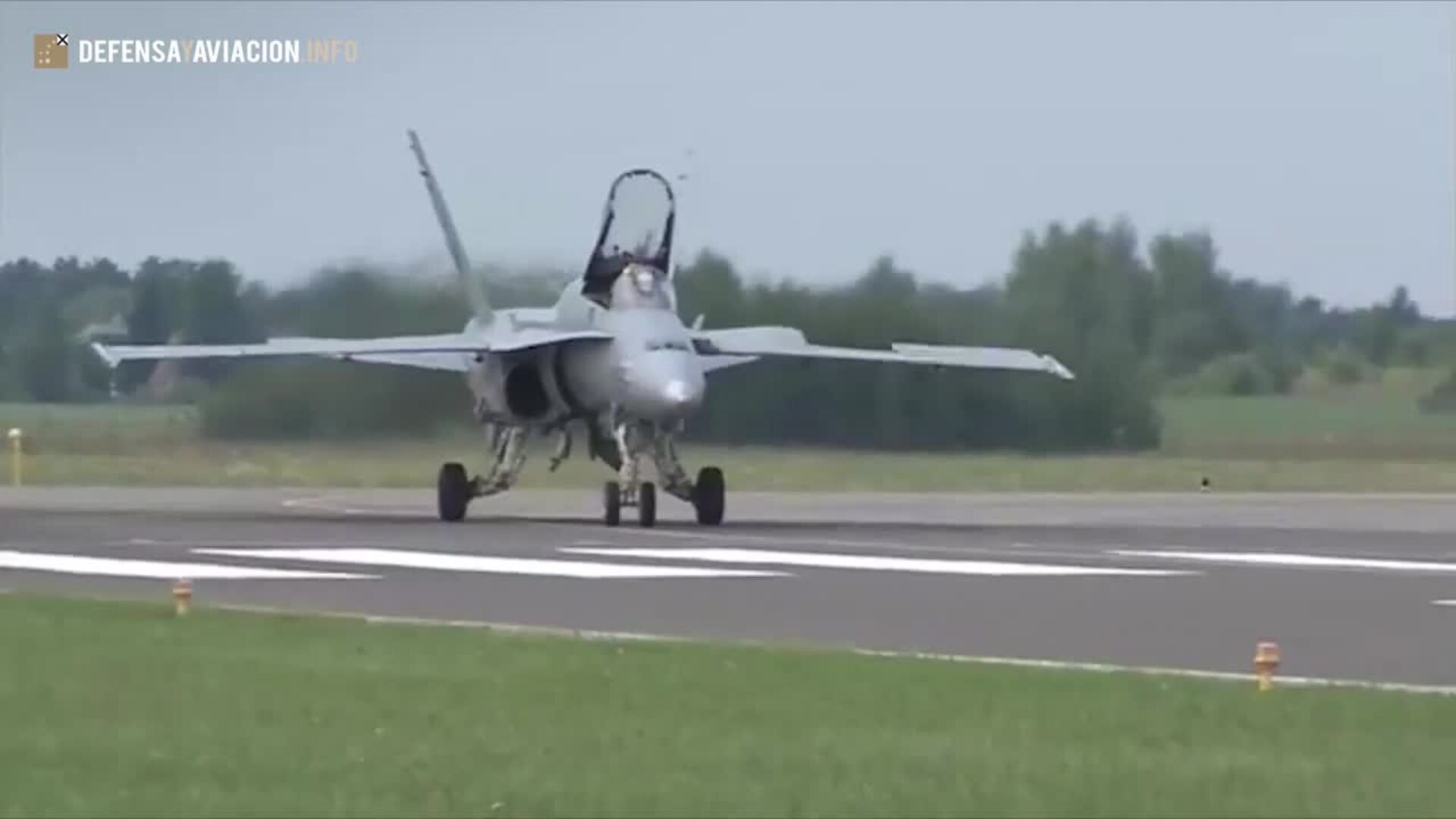 El piloto español saluda desde el caza tras el aterrizaje