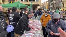 Reparto gratuito de carne para protestar contra las políticas de Sánchez hacia el campo